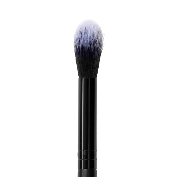 e.l.f. High Points Highlighter Brush, Soft & Tapered Face Makeup Brush For Illuminating & Creating Soft-Focus Glow, Vegan & Cruelty-Free