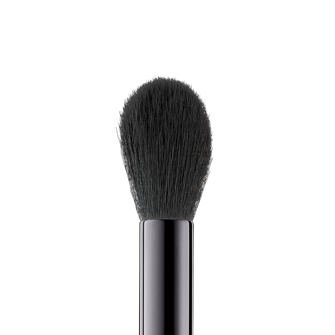 e.l.f. Highlighter Brush, Soft, Tapered Makeup Brush To Highlight & Strobe, Gives Skin An Illuminating Glow, Vegan & Cruelty-Free