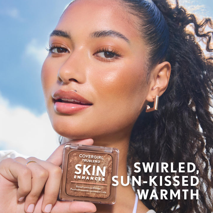 أحمر الخدود/البرونزر المخبوز المضيء TruBlend Skin Enhancer من COVERGIRL، مع حمض الهيالورونيك وخلاصة الورد الأبيض، يمتزج بسلاسة