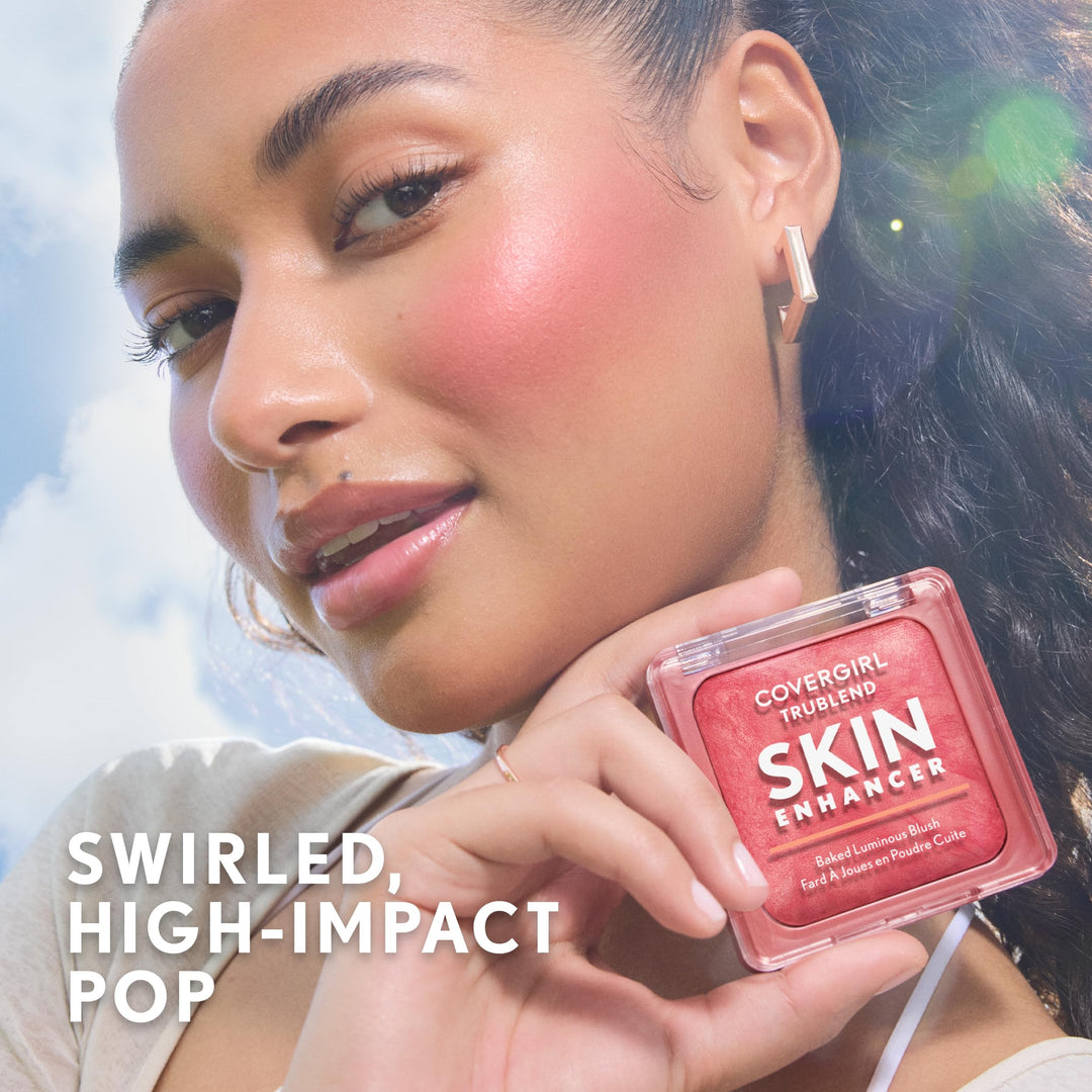 أحمر الخدود/البرونزر المخبوز المضيء TruBlend Skin Enhancer من COVERGIRL، مع حمض الهيالورونيك وخلاصة الورد الأبيض، يمتزج بسلاسة